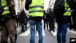 "¡Macron, vamos a derribar tu lugar!", se leía en una pancarta en la capital francesa.