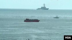 Una nave de las Fuerzas Armadas de EE.UU., utilizando un barco silencioso, observa un grupo de orcas en las islas de San Juan.