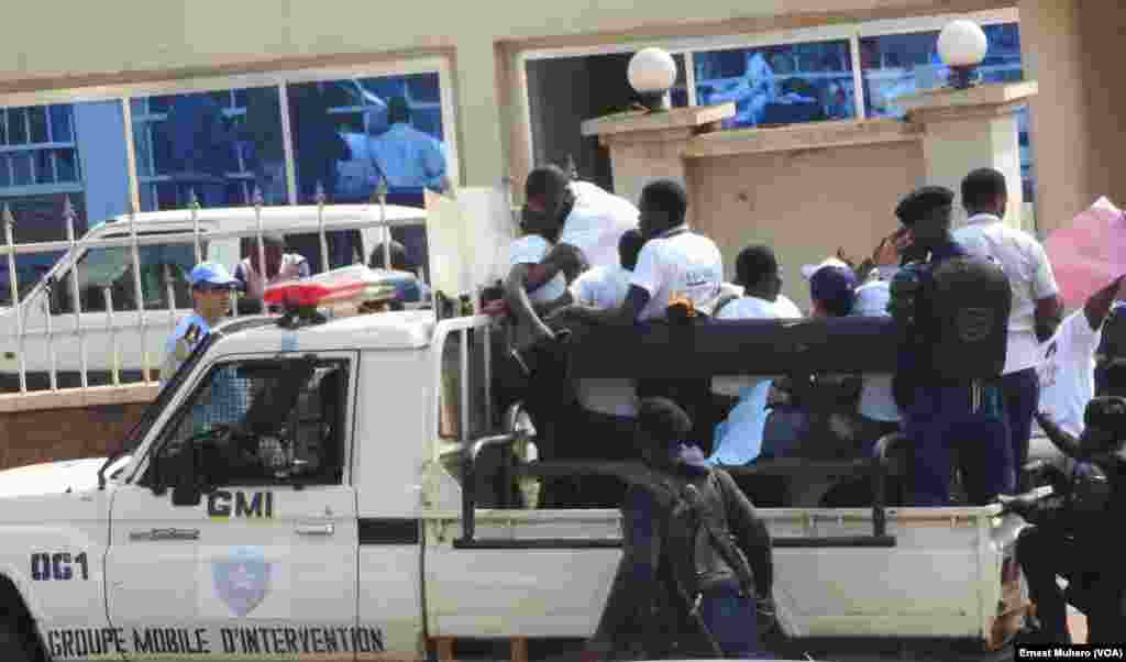 Des manifestants embarqués dans le véhicule de la police d'intervention rapide à Bukavu, Sud-Kivu, 23 février 2016. VOA/Ernest Muhero.