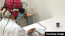 Na ovoj fotografiji vidi se slijepi pacijent koji učestvuje u eksperimentima američkih i evropskih istraživača na polju optogenetike. Tokom eksperimenata, 58-godišnji slijepac je pomoću posebnih naočala mogao identificirati i brojati različite predmete koji se nalaze na stolu.