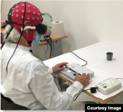 En esta imagen, se ve a un paciente ciego participando en experimentos realizados por investigadores estadounidenses y europeos en el campo de la optogenética.  Durante los experimentos, un hombre ciego de 58 años pudo usar anteojos especiales para identificar y contar las diferencias.