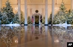 El vestíbulo principal decorado con el tema de "El Cascanueces" en la Casa Blanca.