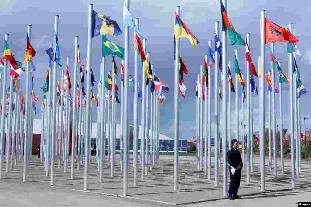Des drapeaux de différents pays sont installés près des bâtiments où aura lieu la COP22 à Marrakech, Maroc, le 6 novembre 2016.