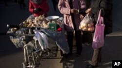 길거리 상점에서 장을 보는 중국 베이징 시민