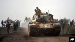 Entrée de chars turcs dans l'enclave d'Afrin, nord de la Syrie, le 22 janvier 2018. 