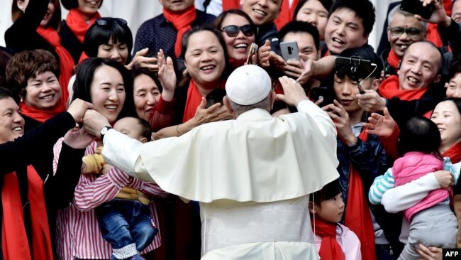 天主教教宗方济各2018年4月18日在梵蒂冈的圣彼得广场上从事每周一次的接见信众时，向来自中国的忠实信徒致意。