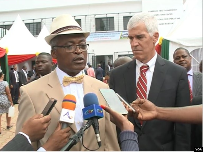 Etoundi Mballa, head of disease control at Cameroon Ministry of Public Health, and Peter Barlerin, U.S. ambassador to Cameroon, are seen at the inauguration ceremony, in Yaounde, Cameroon, Dec. 3, 2018. (M. Kindzeka/VOA)