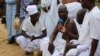 Des chefs traditionnels officient la cérémonie traditionnelle de purification sur la berge de la lagune de Bè, au Togo, 6 juillet 2017, (VOA/Kayi Lawson)