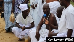 Des chefs traditionnels officient la cérémonie traditionnelle de purification sur la berge de la lagune de Bè, au Togo, 6 juillet 2017, (VOA/Kayi Lawson)