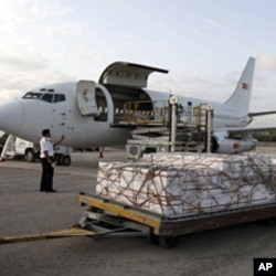Some 10 tonnes of relief food from the World Food Program (WFP) is unloaded from a plane after it landed in Mogadishu airport, July 27, 2011