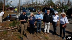 도널드 트럼프 미국 대통령과 부인 멜라니아 여사가 15일 허리케인 피해 지역인 플로리다주 린헤이븐을 방문했다.