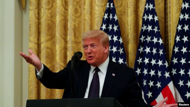 美国总统特朗普在华盛顿白宫东厅讨论一项旨在帮助防止美国退伍军人和其他美国人自杀的行政计划时发表讲话（2020年6月17日）。
