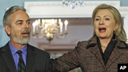US Secretary of State Hillary Clinton (r) and Brazil's Foreign Minister Antonio Patriota at the State Department in Washington, February 23, 2011