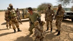 Un soldat des forces spéciales américaines montre comment arrêter un suspect lors de Flintlock 2014, une mission internationale de formation dirigée par les États-Unis pour les militaires africains, à Diffa, au Niger, le 4 mars 2014. (REUTERS/Joe Penney)