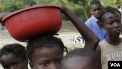 Anak-anak Haiti yang selamat dari musibah gempa bumi tahun lalu. Banyak di antara mereka masih tinggal di kamp-kamp pengungsian.