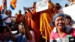 Cambodian land eviction victims and Buddhist monks shout slogans during a rally in front of the National Assembly in Phnom Penh, file photo. 