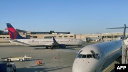 A Delta Airlines plane sits on the tarmac at Milwaukee Mitchell International Airport(MKE)in Milwaukee, Wisconsin on January 8, 2020. (Photo by Daniel SLIM / AFP)