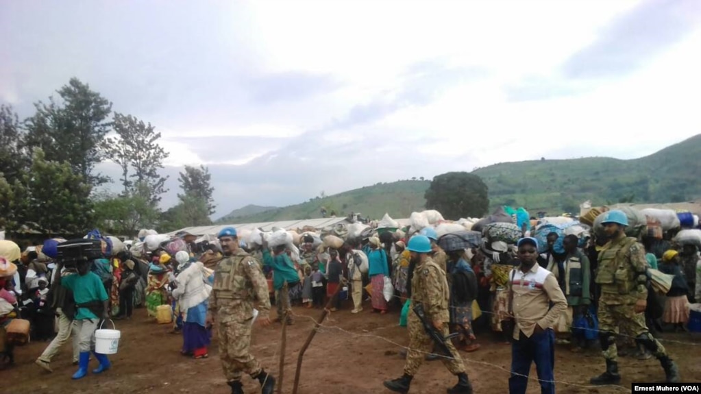 Les réfugiés en train de quitter le camp de Kamanyola encadrés par les éléments de la Mission de l’ONU, en direction du Rwanda, Kamanyola, Sud-Kivu, RDC, 7 mars 2018. (VOA/Ernest Muhero) 