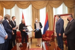 Predsjednica entiteta Željka Cvijanović dodijelila Orden Republike Srpske Peteru Handkeu (Foto: Ured predsjednika RS)