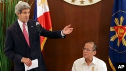 17일 필리핀 마닐라를 방문한 존 케리 미 국무장관(왼쪽)이 베니그노 아키노 필리핀 대통령과 만찬을 가졌다. 