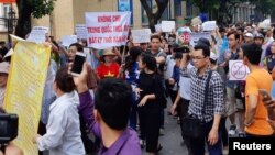 越南民众6月10号抗议向中国租赁土地(资料照片)