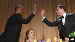 El presidente Barack Obama y el comediante Jimmy Kimmel chocan sus manos, durante la cena anual de los corresponsales ante la Casa Blanca. En medio observa, Careh Bohan, periodista de Reuters.
