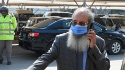 احمد عمر شیخ کے والد سعید شیخ عدالتی فیصلے کے بعد سپریم کورٹ سے باہر آ رہے ہیں۔