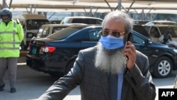 احمد عمر شیخ کے والد سعید شیخ عدالتی فیصلے کے بعد سپریم کورٹ سے باہر آ رہے ہیں۔