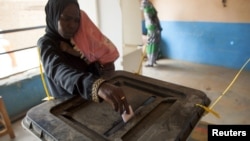 A woman casts her ballot during Darfur's referendum at a registration center at Al Fashir in North Darfur, Sudan, April 12, 2016. 