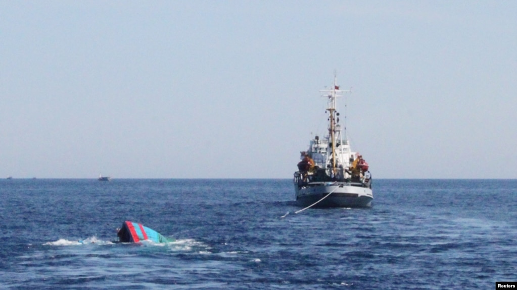 Một tàu cá của ngư dân Quảng Ngãi bị tàu Hải giám Trung Quốc nhấn chìm năm 2014.