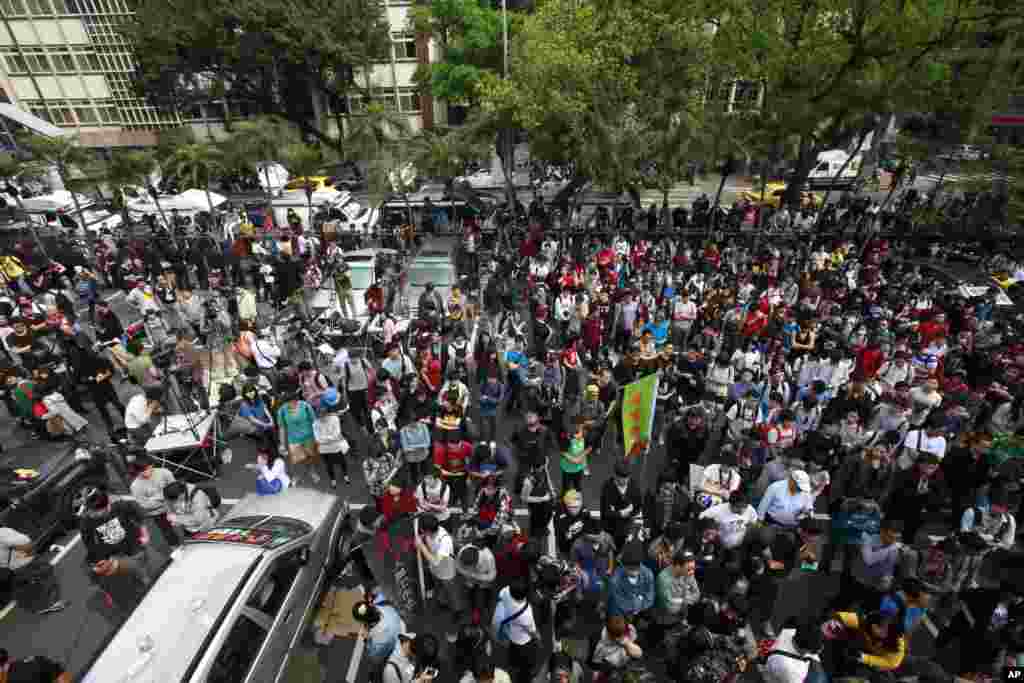 Hundreds of students protesting a China-Taiwan trade pact surround the legislature in Taipei, March 19, 2014. 