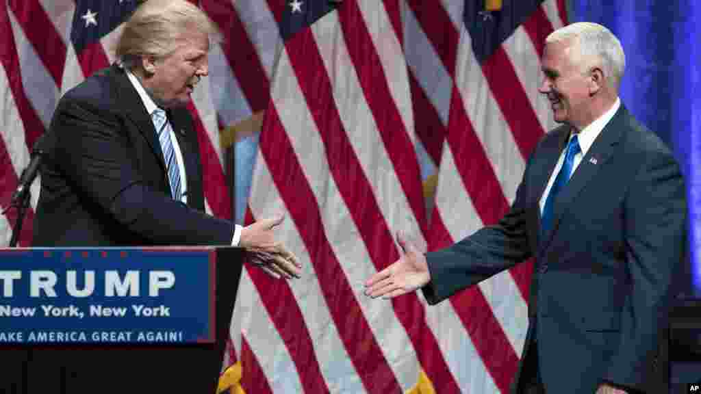 Le candidat républicain désigné&nbsp;Donald Trump, serre la main avec le gouverneur Mike Pence, le 16 juillet, 2016, à New York.