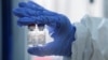 Sampel vaksin Covid-19 yang dikembangkan oleh Gamaleya Research Institute of Epidemiology and Microbiology, di Moskow, Rusia 6 Agustus 2020. (RDIF/Handout via REUTERS)