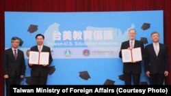 台湾外交部长吴钊燮(左2）与美国在台协会台北办事处处长郦英杰(左3）主持“美台教育倡议”启动仪式(2020年12月3日）(台湾外交部照片）