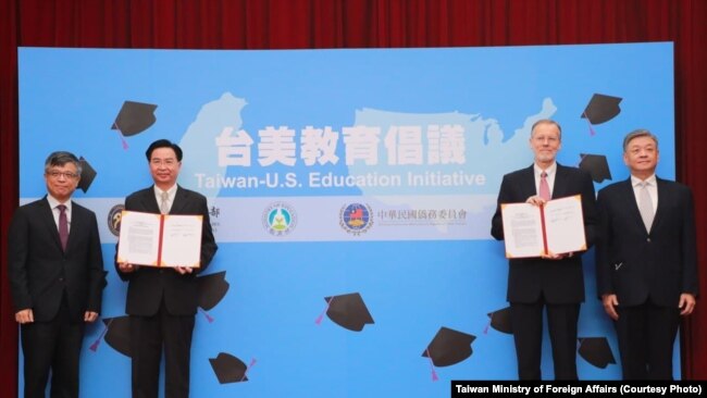 台湾外交部长吴钊燮(左2）与美国在台协会台北办事处处长郦英杰(左3）主持“美台教育倡议”启动仪式(2020年12月3日）(台湾外交部照片）
