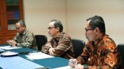 Plt. juru bicara Kementerian Luar Negeri Teuku Faizasyah (tengah) dan Direktur Perlindungan WNI dan Badan Hukum Indonesia Judha Nugraha(kanan) dalam jumpa pers secara virtual di Jakarta, hari Rabu (13/5). (Courtesy Kemlu).