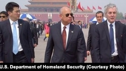 Menteri Keamanan Dalam Negeri Amerika Serikat, Jeh Johnson (berkacamata hitam) di Tiananmen Square, Beijing, China, 10 April 2015 (Photo courtesy of U.S. Department of Homeland Security) 