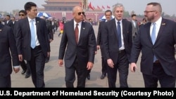 2015年4月10日美国国土安全部部长约翰逊(戴墨镜者)在北京天安门广场