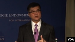 美国驻华大使骆家辉9月13号在华盛顿发表讲话(VOA视频截图)