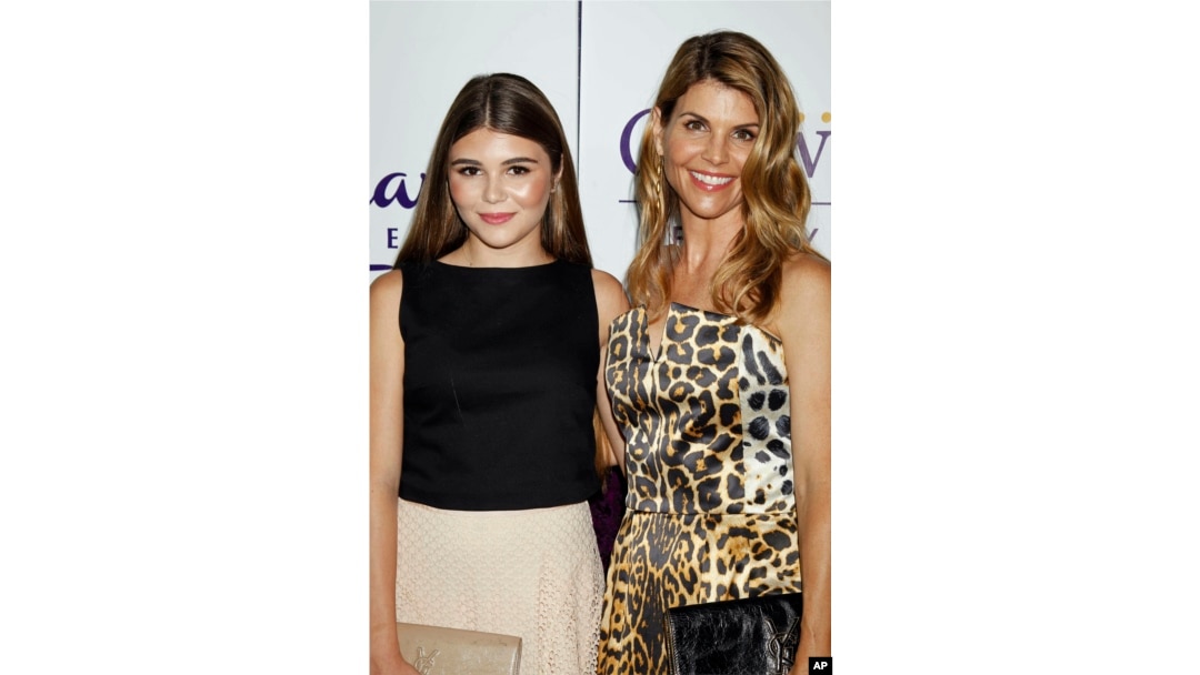 Lori Loughlin (der.) con su hija en una foto de archivo. Loughlin, coprotagonista de la desaparecida comedia Full House está acusada también en el escándalo de sobornos para ingreso a universidades importantes de EE.UU.n Scandal