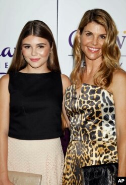 Lori Loughlin (der.) con su hija en una foto de archivo. Loughlin, coprotagonista de la desaparecida comedia Full House está acusada también en el escándalo de sobornos para ingreso a universidades importantes de EE.UU.n Scandal