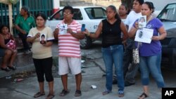 Algunos tienen esperanza de identificar a familiares desaparecidos en la fosa descubierta en Veracruz.