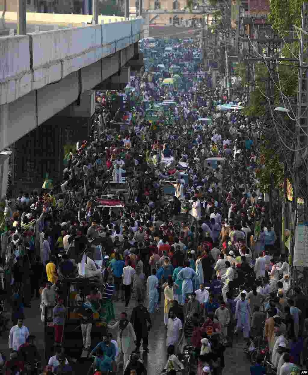 مرکزی جلوس میں ن لیگ کے ہزاروں کارکن شریک تھے۔