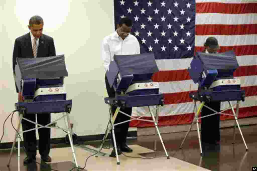 Le pr&eacute;sident Barack Obama votant au centre Martin Luther King de Chicago, le 25 octobre 2012 
