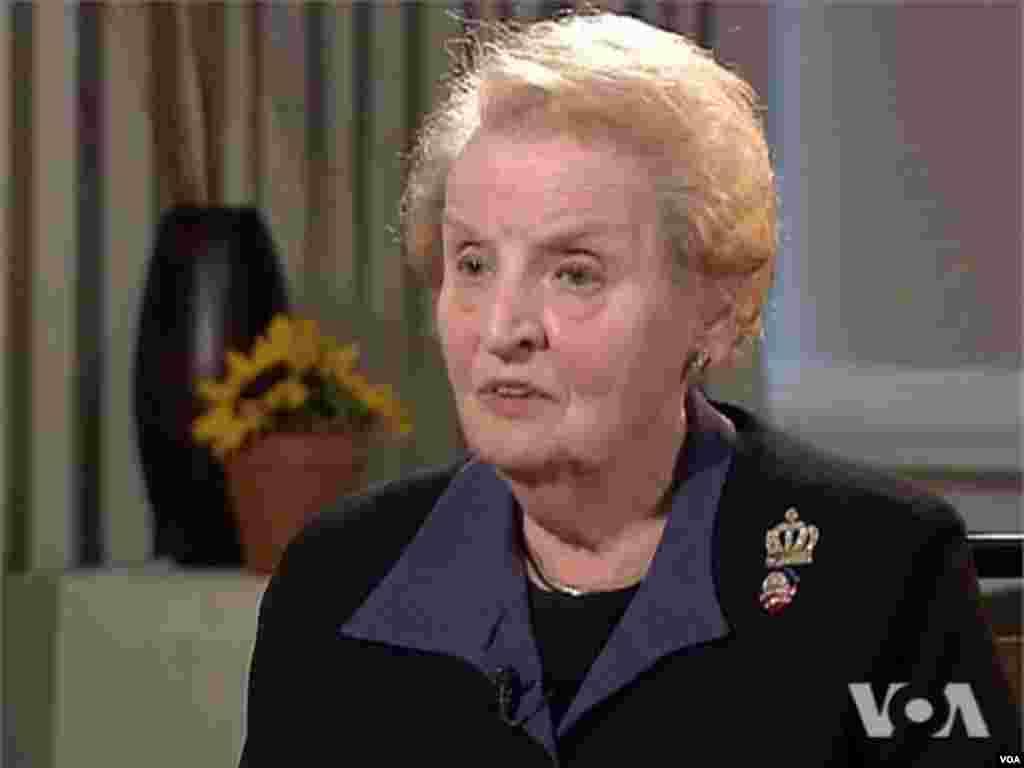 L&#39;ancienne secr&eacute;taire d&#39;Etat Madeleine Albright a effectu&eacute; le voyage de Charlotte