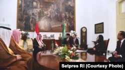 1일 인도네시아를 방문한 살만 사우디 국왕(가운데 왼쪽)이 조코 위도도 인네시아 대통령과 회담하고 있다.