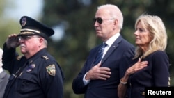 El presidente de EE. UU., Joe Biden, y la primera dama, Jill Biden, asisten al 40 ° Servicio Conmemorativo de los Oficiales Nacionales de Paz en el Capitolio en Washington, el 16 de octubre de 2021. REUTERS / Tom Brenner