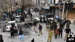 Petugas keamanan Pakistan memeriksa lokasi ledakan bom bunuh diri di Quetta, 17 Februari 2020.