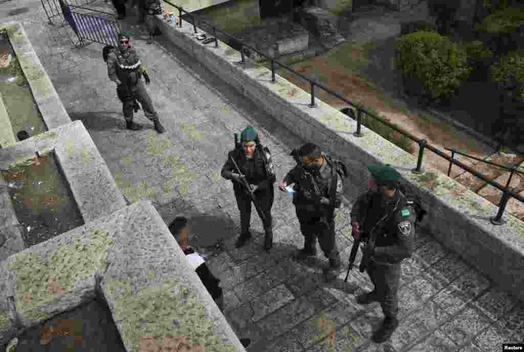 Israeli border policemen perform a security check at Damascus Gate just outside Jerusalem&#39;s Old City before Friday prayers, Oct. 23, 2015.