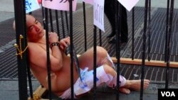知名异议艺术家薛明德在纽约时报广场上演名为“白痴”的行为艺术。（美国之音方方拍摄）